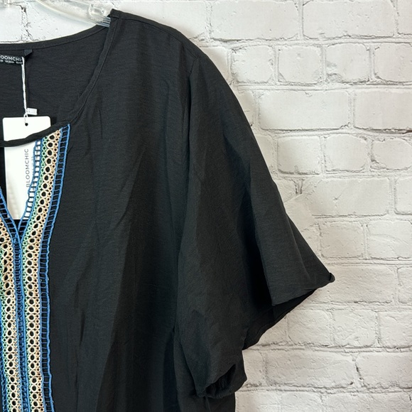 BloomChic Black Crochet Trim Keyhole Top Plus Size 18/20 2X - Picture 3 of 6